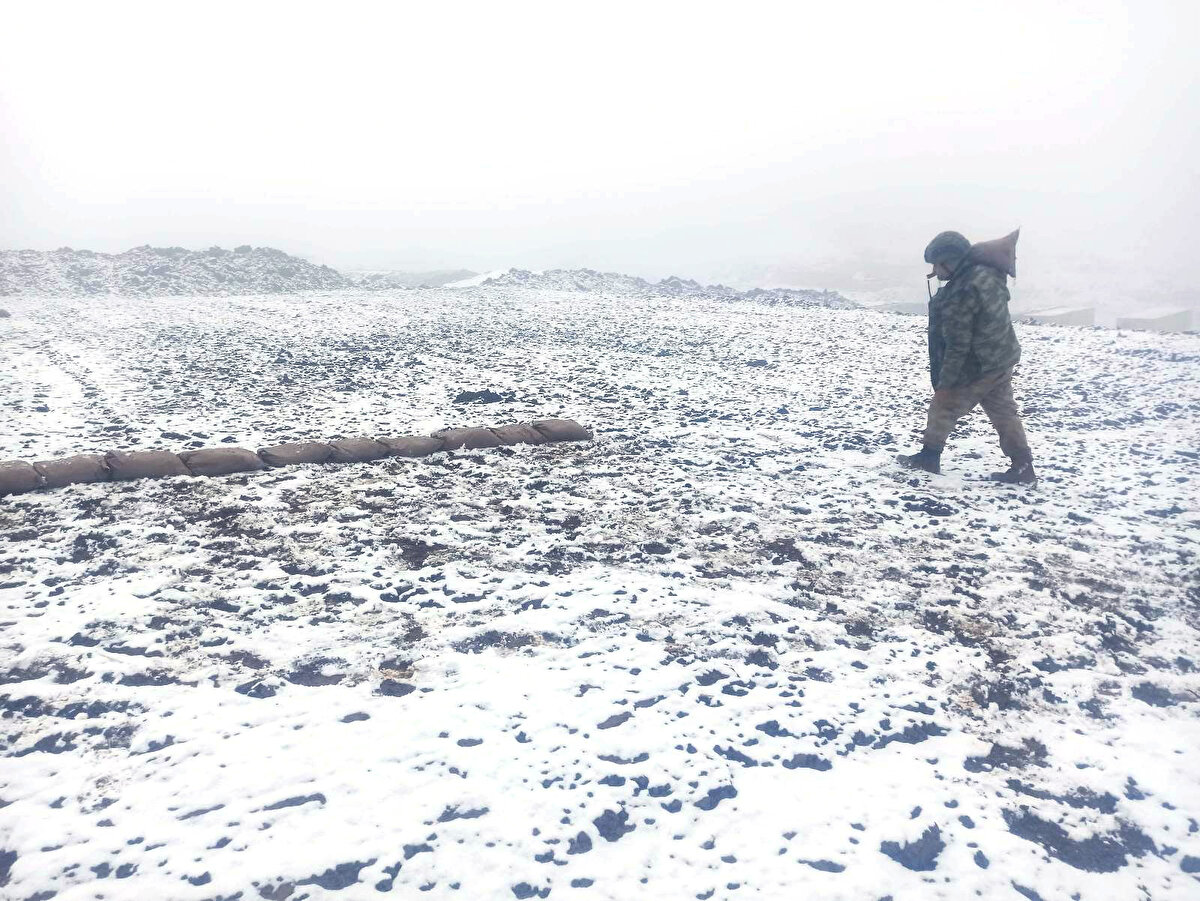 Milli Savunma Bakanlığı yetkilileri, zorlu hava şartlarına ilişkin personel kıyafetleri ve diğer ihtiyaçlarla ilgili hazırlıkların önceden tamamlandığını kaydetti.<br>