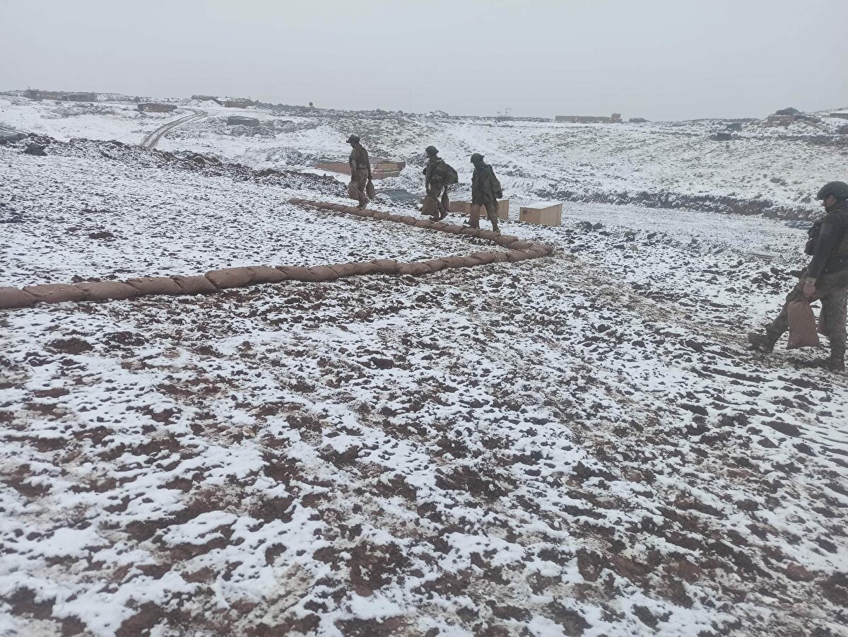 Hazırlıklarla bu zor hava ve arazi şartlarına karşı Mehmetçiğin faaliyetlerine aralıksız devam ettiğini belirten yetkililer, bulundukları bölgelerde düzenli olarak devriye ve pusu, dinleme faaliyetleri gerçekleştiren Türk Silahlı Kuvvetleri unsurlarının, operasyonlarını artan tempoda sürdürdüğünü bildirdi.<br>