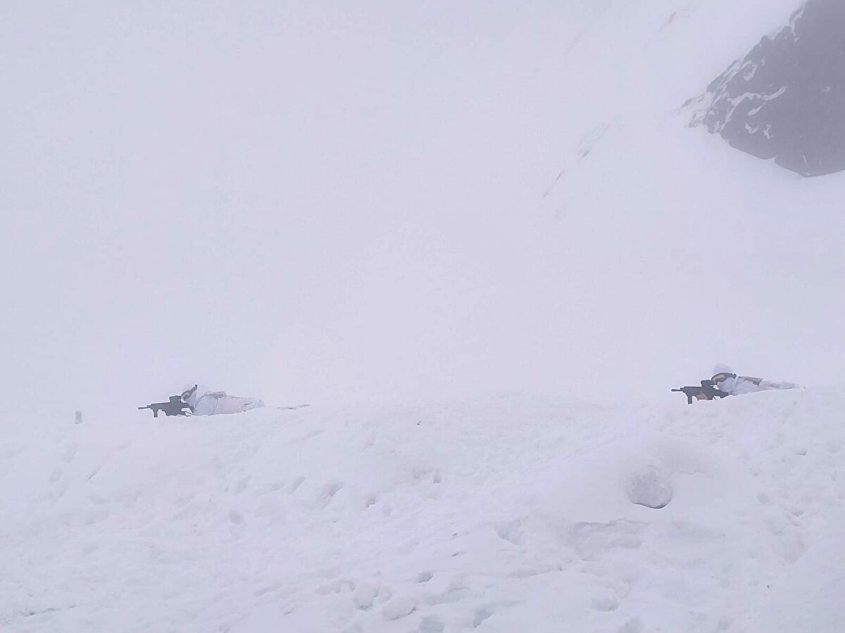 Doğu Anadolu ve Güneydoğu Anadolu son yılların en kurak kışını geçirirken, sınır hattı ve ötesinde görev yapan Mehmetçiğin, zorlu arazinin yanı sıra soğuk hava ve karla mücadelesi ise iki aydır devam ediyor.<br>