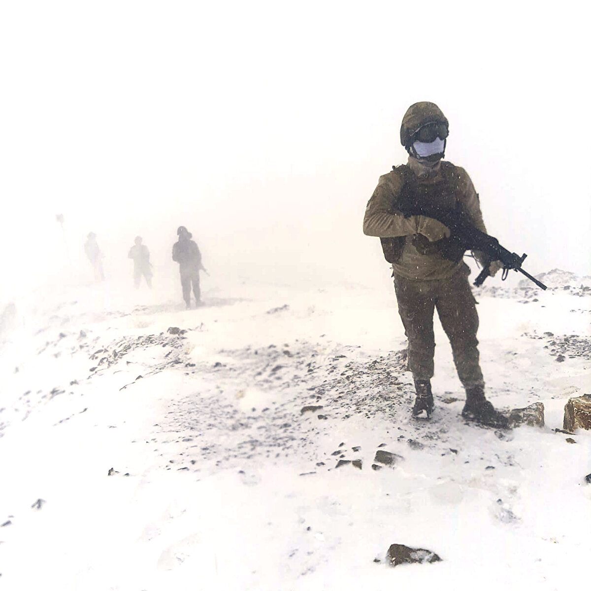 Üs bölgelerinin yarısından fazlasında sıcaklık değerleri sıfırın altında ölçülürken, vatan nöbetindeki en soğuk gece sıfırın altında 20 derece ile Ardahan`daki Çıldır Hudut Karakolu`nda yaşandı. Burayı sıfırın altında 15 derece ile Hakkari kırsalındaki Dikilitaş Üs Bölgesi, sıfırın altında 14 derece ile Irak`ın kuzeyindeki Nirvaseytü Üs Bölgesi takip etti.<br>