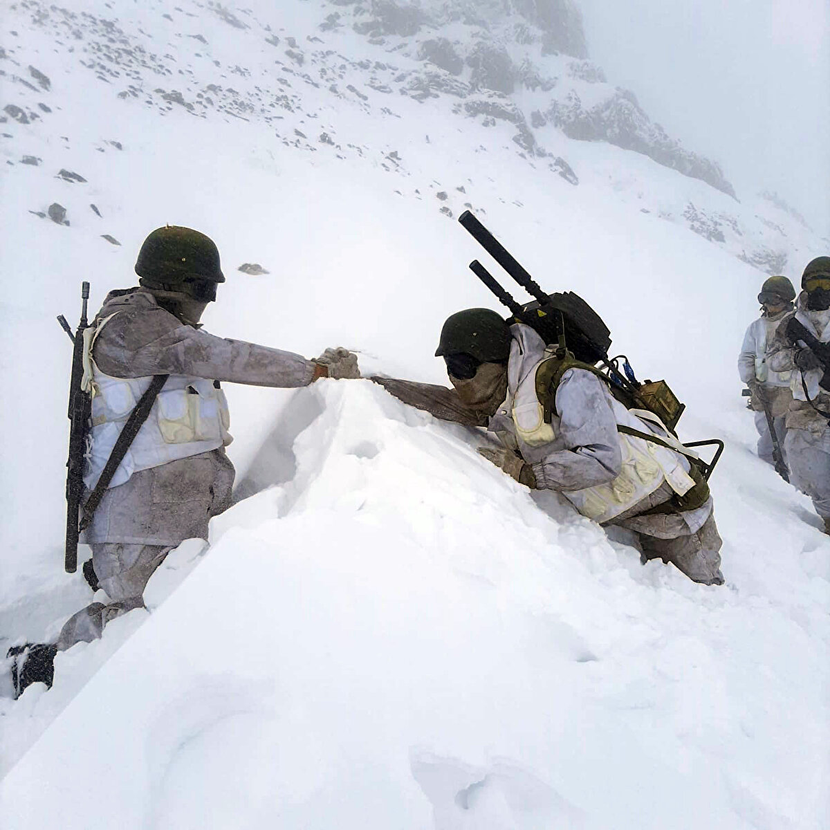 Milli Savunma Bakanlığı kaynaklarından alınan bilgiye göre, Kara Kuvvetleri Komutanlığına bağlı yurt içi ve sınır ötesindeki üs bölgelerinin 300`den fazlasında kar kalınlığı yarım metrenin üzerine çıktı.<br>