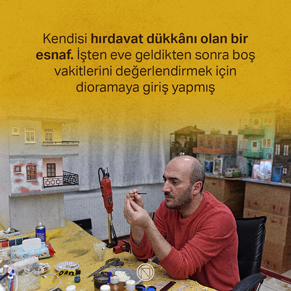 Kendisi hırdavat dükkânı olan bir esnaf. İşten eve geldikten sonra boş vakitlerini değerlendirmek için dioramaya giriş yapmış