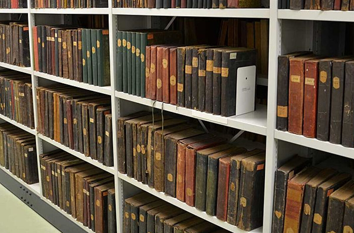 “Gazi Hüsrev Bey Vakıfnamesi” dönemin kadısının onayından geçtikten sonra Gazi Hüsrev Bey Kütüphanesi 8 Ocak 1537 yılında kuruldu. Kütüphanenin esasını teşkil eden ilk kitapların sadece birkaçı -yangın, yağma gibi sebeplerden dolayı- günümüze ulaşabilmiştir <br>