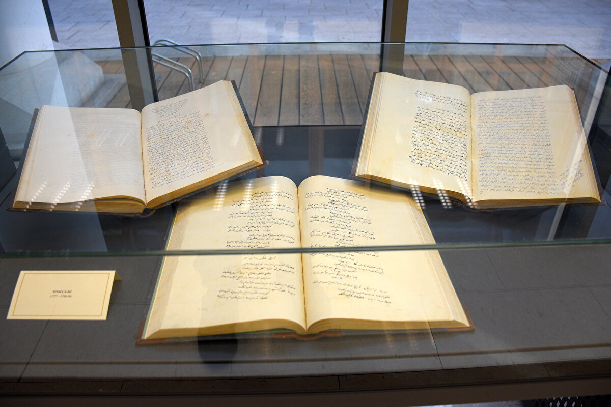 1863’te Bosna Valisi Topal Osman Paşa’nın tâlimatı ile kütüphane Gazi Hüsrev Bey Camii yanında inşa ettirilen yeni binaya nakledildi. 1935’te ise Hünkâr Camii’nin yanındaki müftülük binasına taşınan kütüphane 1991 savaşına kadar burada faaliyetlerine devam etmiştir. Savaşta Gazi Hüsrev Bey Kütüphanesi de hedef alınmış. Bina büyük ölçüde zarar görse de kitaplar korunmuştur. Ülkenin aynı zamanda en eski kütüphanesi olarak kayıtlara geçen Gazi Hüsrev Bey Kütüphanesi Arapça, Türkçe ve Farsça dillerinde yaklaşık 10 bin el yazmasına sahiptir. Yazma eserlerin bir kısmı İstanbul, Mekke, Medine, Kahire ve Bağdat menşelidir