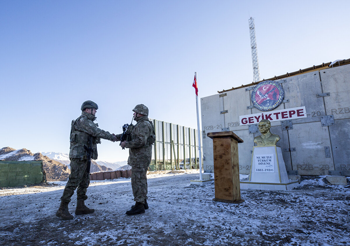 Daha önce sözde Avaşin bölgesinde Pençe-Yıldırım, sözde Metina bölgesinde Pençe-Şimşek harekatlarının yapıldığını hatırlatan Şen, "Pençe-Kilit Harekatının da düzenlenmesiyle bu bölge adeta kilitlenmiş ve emniyet altına alınmıştır." dedi.