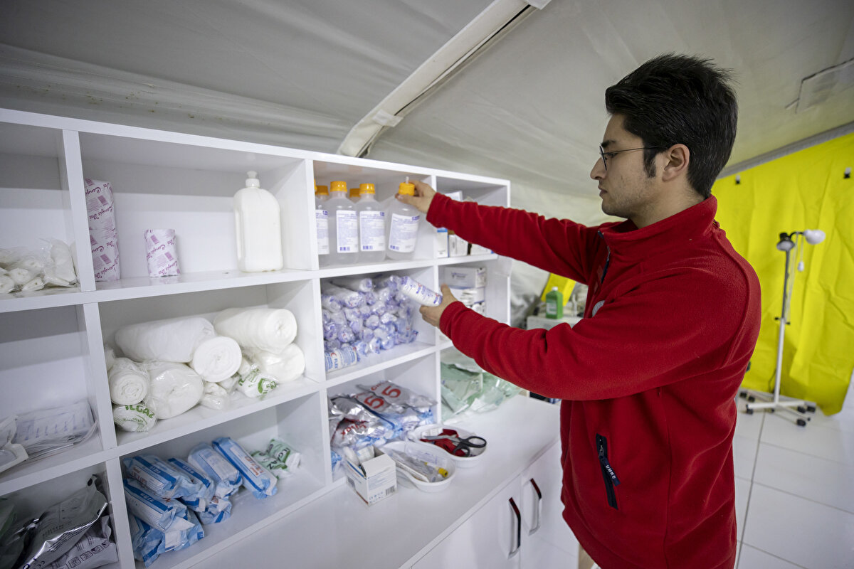 Bu arada MSB tabibi ve Işıklı Sahra Hastanesi Koordinatör Başhekimi Alparslan Ertenlice, çalışmaları hakkında bilgi verdi.