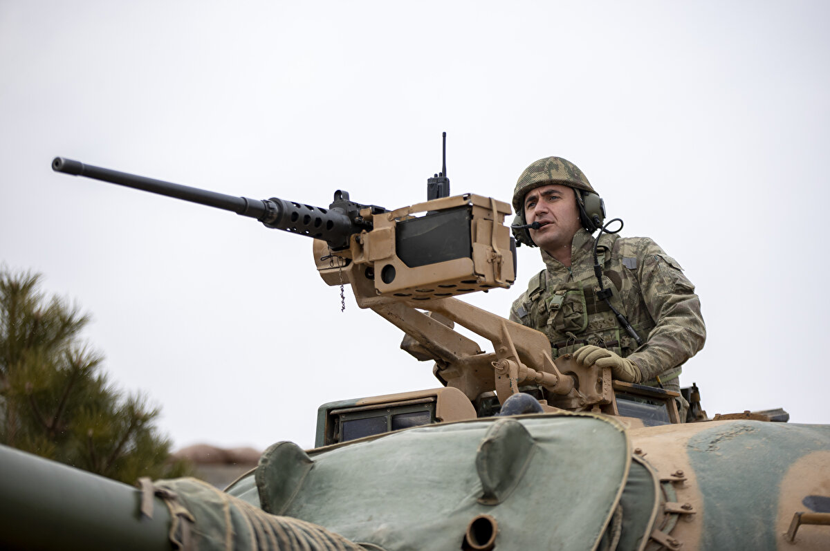 "Bizleri hiçbir şey yıldıramaz"<br><br>Harekat kapsamında operasyona giden timin komutanı üsteğmen yürütülen mücadeleyi şu sözlerle anlattı:<br><br>"Hain teröristler ve onları destekleyenler iyi bilsinler, bizleri hiçbir şey yıldıramaz. Son terörist etkisiz hale gelinceye kadar inlerine girmeye devam edeceğiz. Ölürsek şehit, kalırsak gazi anlayışıyla mücadelemiz sürecek. Türk komandolar olarak bizim anlayışımız budur. Milletimiz rahat olsun, dualarını bizden esirgemesinler."