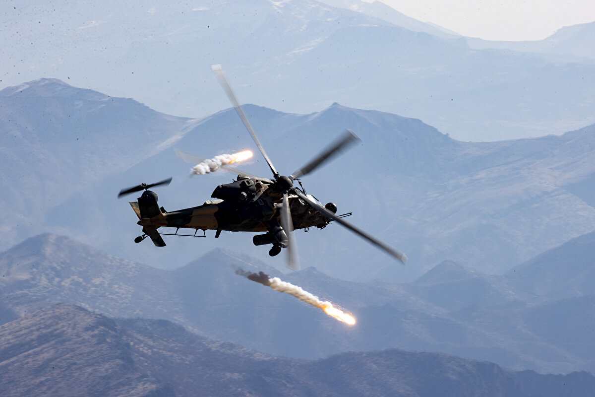 Ankara'dan Hakkari'ye gelen gazeteciler, harekatın gerçekleştirildiği bölgeye en hakim noktalardan 2 bin 50 rakımlı Gezgin Tepe ile 2 bin 300 rakımlı Geyik Tepe üs bölgelerindeki mücadeleyi gözlemledi.