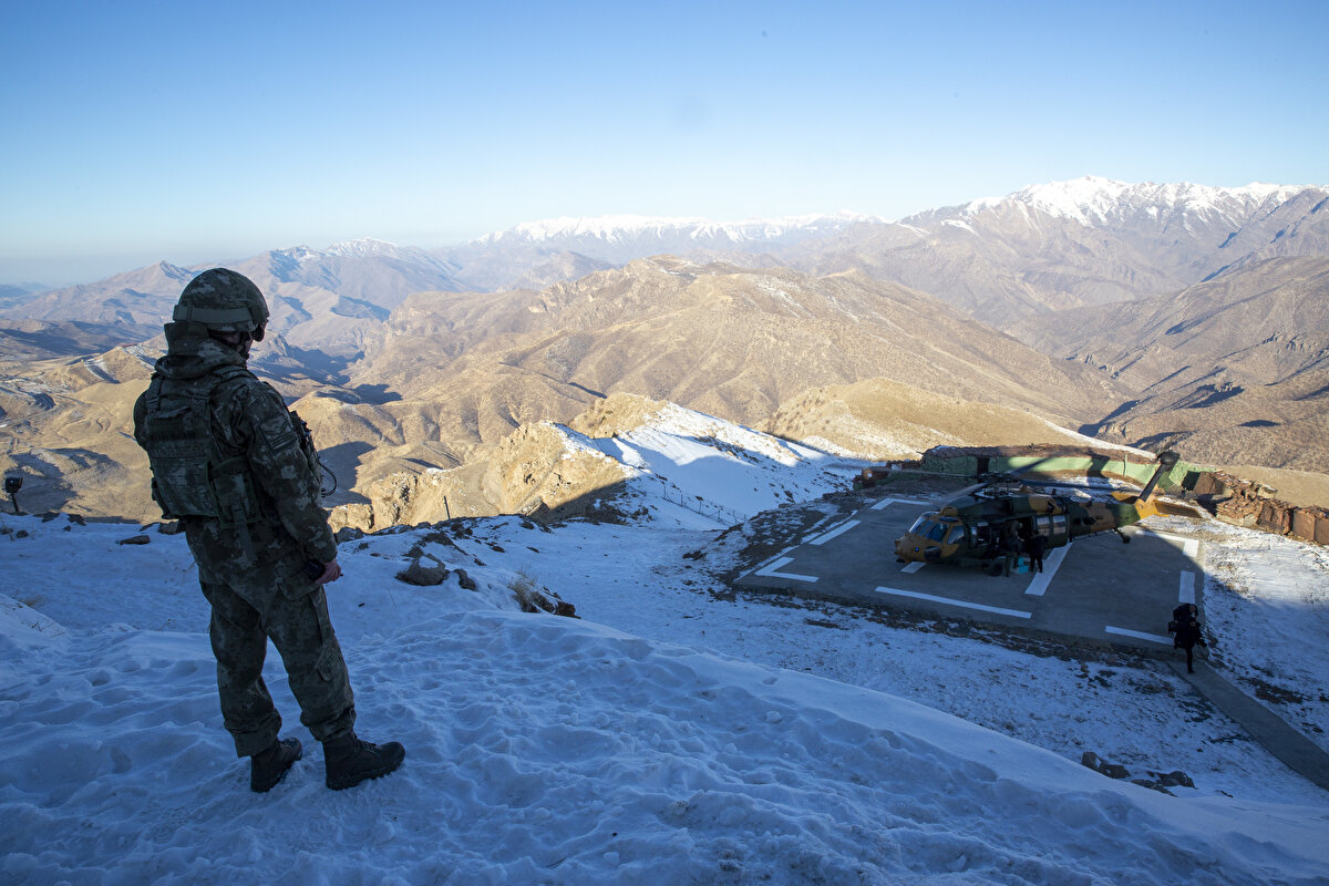 Teröristlerin, "Kimsenin giremeyeceği, girse de çıkamayacağı" iddiasıyla "Cehennem Tepesi" olarak adlandırdıkları Meluni Dağı'nda teröristlerin kullandığı 47 mağara ve sığınağın tespit edildiğini belirten Şen, bu bölgede 13 teröristin etkisiz hale getirildiğini ve 2 teröristin de teslim olduğunu ifade etti.