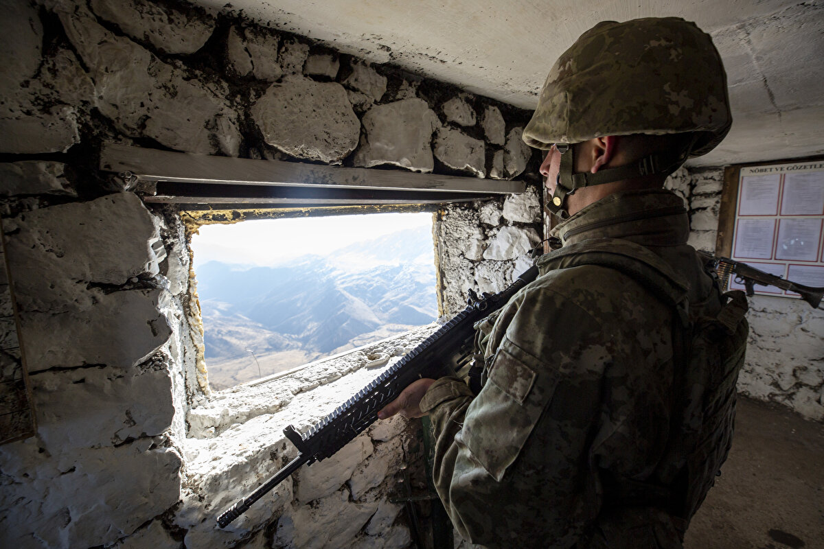 "Pençe-Kilit Harekatı ile bu bölge emniyete alındı"<br><br>2'nci Hudut Tugay Komutan Yardımcısı Albay Ercan Şen, harekatın yapıldığı bölge hakkında basın mensuplarına bilgi verdi.