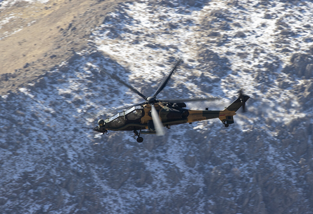 Sınır güvenliğini sağlamak ve PKK'lı teröristleri etkisiz hale getirmek amacıyla Irak'ın kuzeyinde Parasiya dağı ile Zap suyu ve Şemdinli çayı arasındaki bölgede 17 Nisan 2022'de başlatılan harekat devam ediyor.<br><br>Birleşmiş Milletler hukukundan doğan haklarını kullanan TSK, sınırın sıfır noktasında ve Irak'ın kuzeyinde kurduğu askeri üs bölgeleriyle ülke sınırlarını terör tehdidinden uzak tutuyor.