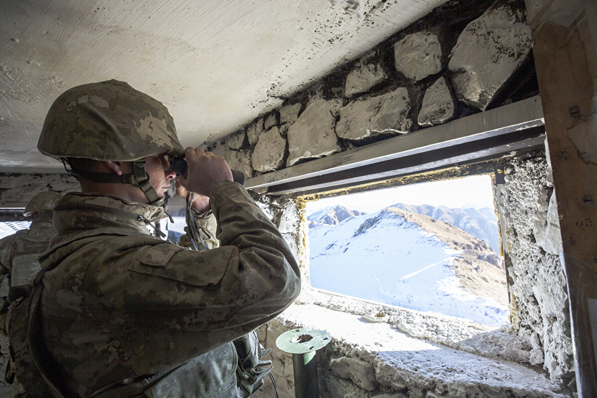 Harekat süresince yaklaşık 15 bin saat uçuş gerçekleştirilen insansız hava araçları (İHA), silahlı insansız hava araçları (İHA) ve taarruzi insansız hava araçları (TİHA) da etkin şekilde kullanılıyor.