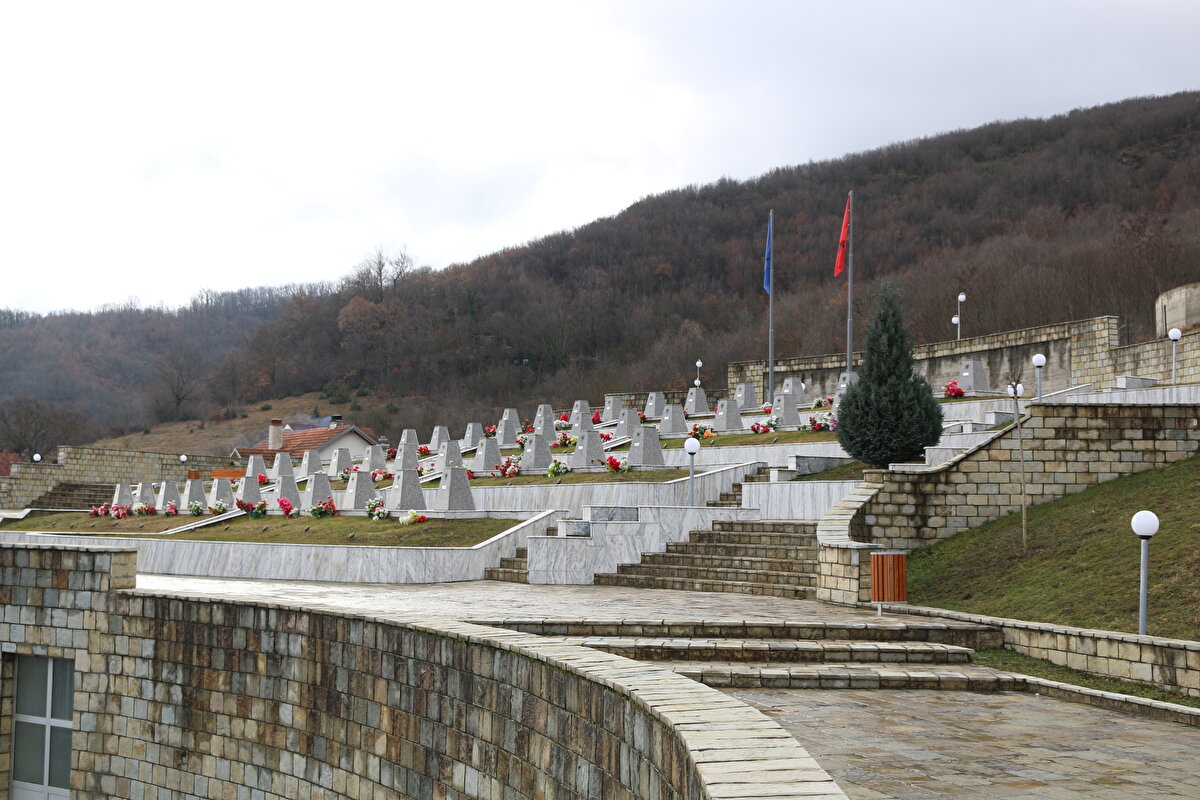 Dönemin Avrupa Güvenlik ve İşbirliği Teşkilatı (AGİT) Kosova Misyon Şefi William Walker, birçok medya temsilcisiyle katliamdan bir gün sonra köyü ziyaret ettiği sırada gördüklerini “Hayatımdaki en üzücü olay” olarak nitelendirmiş, “Gördüğüm kadarıyla bir katliam ve insanlık suçuyla karşı karşıya olduğumuz aşikardır.” ifadelerini kullanmıştı. Walker’in Reçak'ta yaptığı açıklamalar, dünya basınında geniş yankı uyandırmış ve katliamdan yaklaşık 2 ay sonra Mart 1999'da NATO’nun Sırbistan ve Kosova’daki Sırp birliklerine yönelik havadan ve karadan müdahalesi başlamıştı. Walker, şu sıralarda Kosova hükümetinin desteğiyle Reçak Katliamı'nın tanığı olarak kendi deyimiyle “Öteki dünyaya gitmeden önce” katliamda gördükleriyle ilgili bir kitap hazırlıyor.