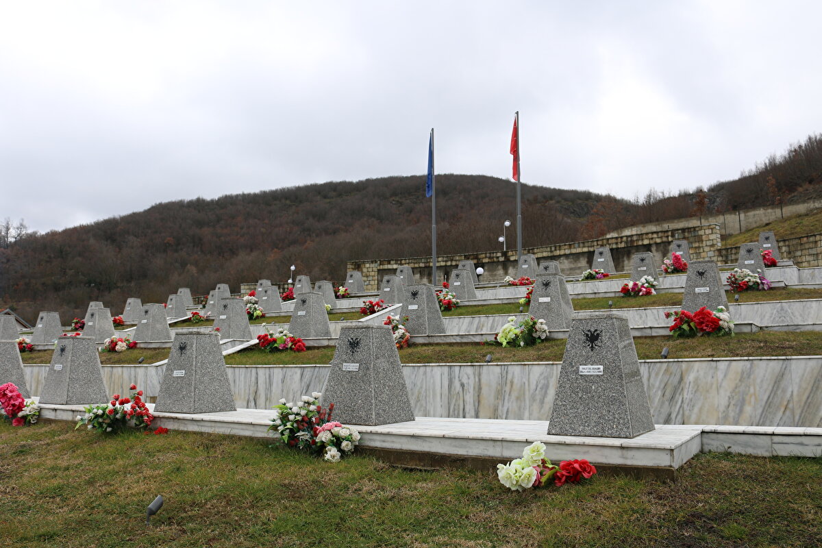 Kosova Savaşı'nın en büyük katliamlardan biri olan 15 Ocak 1999'daki Reçak Katliamı, ülkeye NATO tarafından uluslararası müdahale yapılması konusunda dönüm noktası olarak kabul ediliyor.45 Kosovalı Arnavut, Ştimle Belediyesine bağlı Reçak köyünde, “Kosova Kurtuluş Ordusuna (UÇK) yardım ettikleri” gerekçesiyle Sırp ordu ve paramiliter birliklerince vahşice katledildi. Bunlardan 24 erkek toplu halde “Gropa e Bebushit” olarak bilinen mevkide yakın mesafeden kurşuna dizilerek öldürüldü.