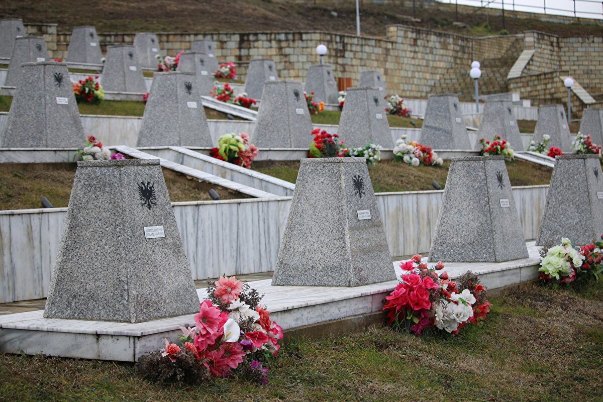 Bedenleri ve uzuvları parçalanmış Reçak Katliamı kurbanlarını gördüğünde mahvolan Beqiri, aralarında çocukların, yaşlıların ve kadınların da olduğu dile getirdi.