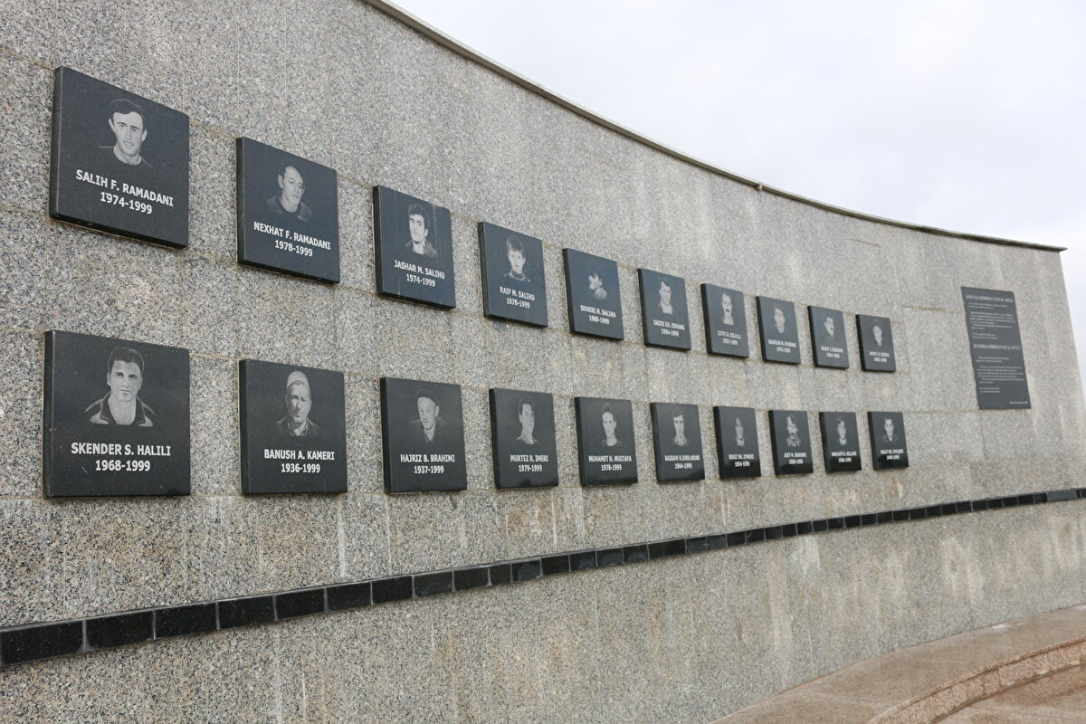 Kosova'daki savaşın yaşandığı 1998-1999 döneminde çoğunlukla Arnavut olmak üzere 10 binden fazla Kosovalı öldürüldü ve 1 milyonunun üzerinde farklı etnik gruplardan Kosovalı evlerini terk etmek zorunda kaldı. 17 Şubat 2008'de bağımsızlığını ilan eden Kosova’yı 100 civarında ülke "bağımsız bir devlet" olarak tanırken; Sırbistan, Kosova'yı hala kendi toprağı olarak görmeye devam ediyor.