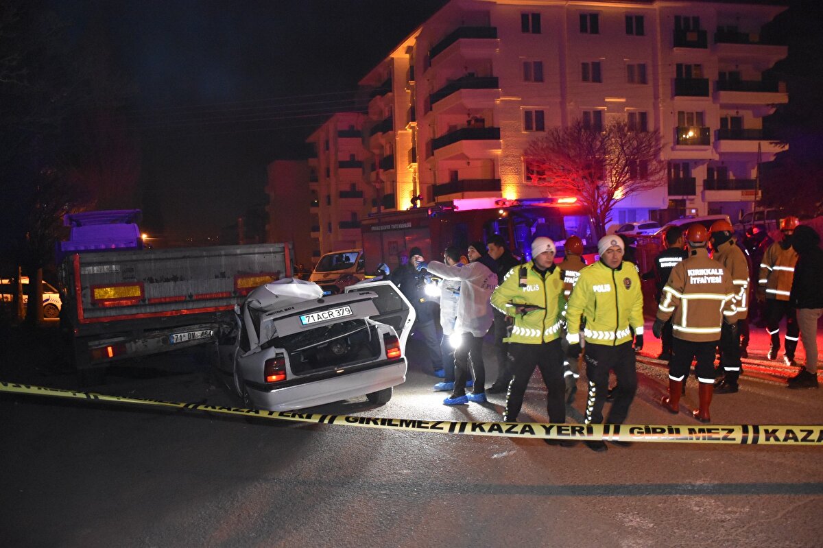 Güneş Ünsal (42) kontrolündeki 71 ACR 379 plakalı otomobil, sürücüsünün kontrolünden çıkıp, park halindeki 71 FE 042 plakalı çekici ve 71 DV 464 dorse plakalı TIR'a çarptı.