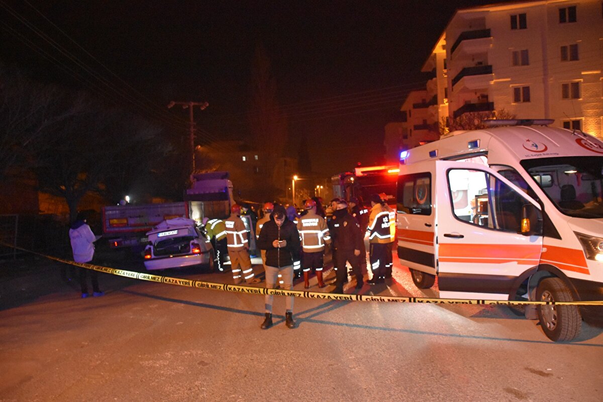 Kazada, sürücü Güneş Ünsal otomobilde sıkışırken, ihbar üzerine olay yerine ambulans, polis ve itfaiye ekipleri sevk edildi. Kaza yerine gelen sağlık ekipleri otomobilde sıkışan Güneş Ünsal'ın hayatını kaybettiğini belirledi.