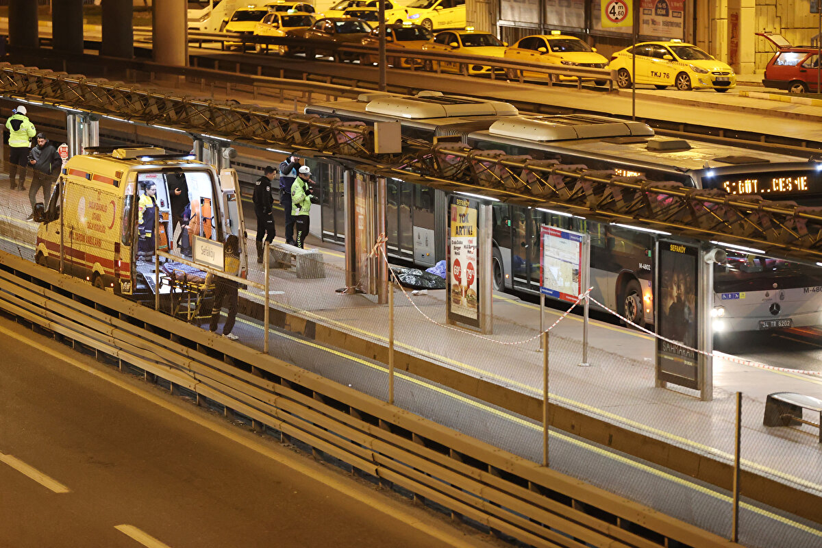İtfaiye ekipleri, peron ile metrobüs arasında sıkışan kişiyi bulunduğu yerden çıkardı. <br><br>