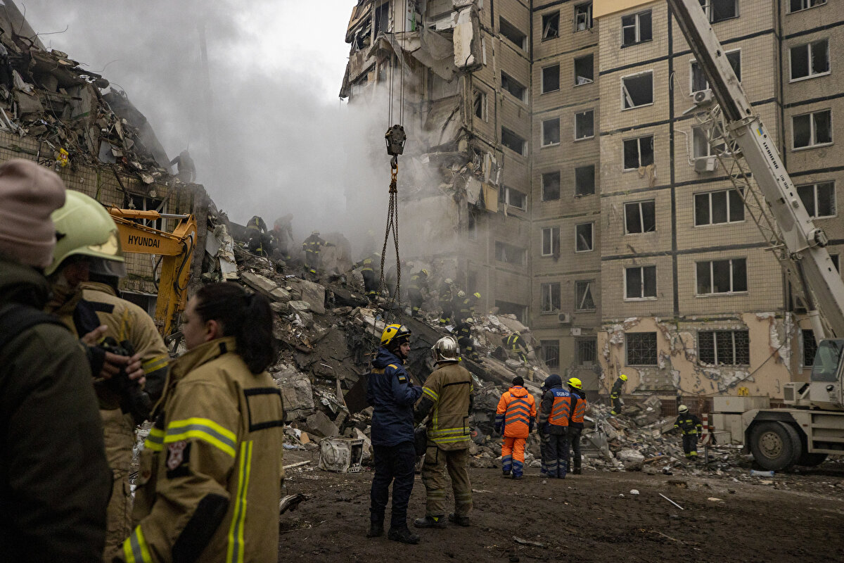 Zelenski, "Kurtarma operasyonu, bir canı kurtarmak için en ufak bir umut olduğu sürece devam edecektir." dedi.<br><br>