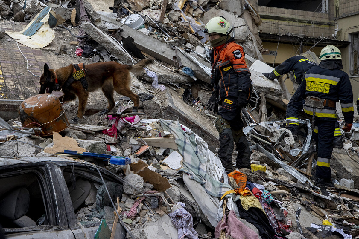 Rusya'yı Ukrayna'da sivillere yönelik saldırılar düzenlemekle suçlayan Zelenski, bu ülkeye karşı yaptırımların arttırılması için çalışmaya devam ettiklerini kaydetti.<br><br>