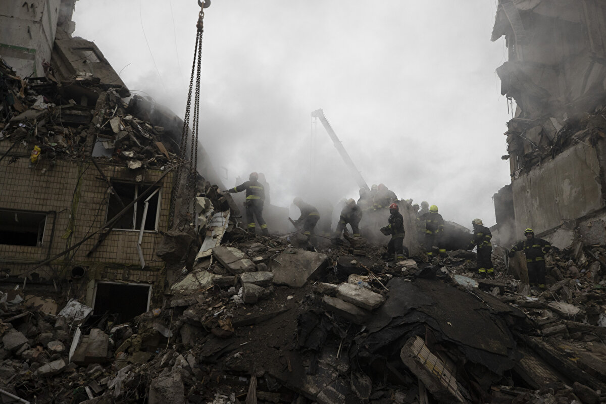 Ukrayna Devlet Başkanı Volodimir Zelenski, Rus ordusunun, Dnipro kentine dün düzenlediği füze saldırısında yaşamını yitiren sivillerin sayısının 30'a yükseldiğini, 30'dan fazla kişinin de kayıp olduğunu açıkladı.<br><br>