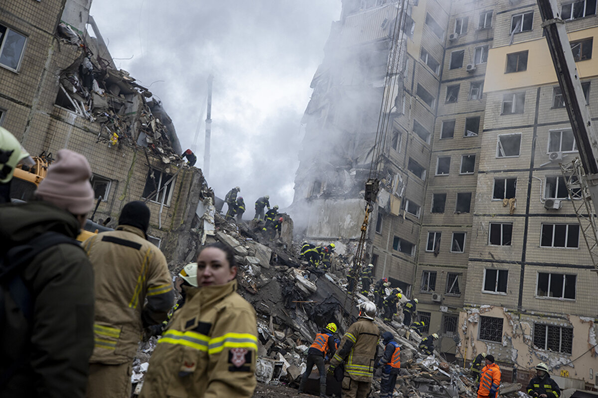 Özelikle en yoğun çatışmaların Luhansk ve Donetsk bölgelerinde yaşandığına dikkati çeken Zelenski, "Savaş, Soledar, Bahmut ve tüm Donetsk bölgesi için Luhansk bölgesi için tek bir mola vermeden, tek bir duraklama olmadan devam ediyor" diye konuştu.<br><br>
