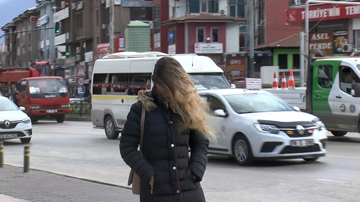 Kentte sabah erken saatlerden itibaren etkili olan lodos, hayatı olumsuz etkiledi. Gün içinde saatteki hızı 65 kilometreye ulaşan lodos nedeniyle bazı vatandaşlar yolda yürümekte zorlandı.