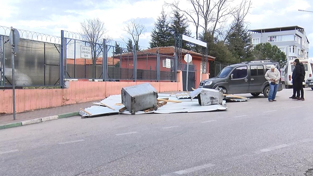 Yıldırım ilçesi Piremir Mahallesi Teleferik Caddesi'nde, 3 katlı binanın çatısındaki sac uçtu. Caddeye düşen sac tedirginliğe yol açtı. Çevredekiler, tekrar uçmaması için sacın üzerine otomobillerini park edip önlem aldı.