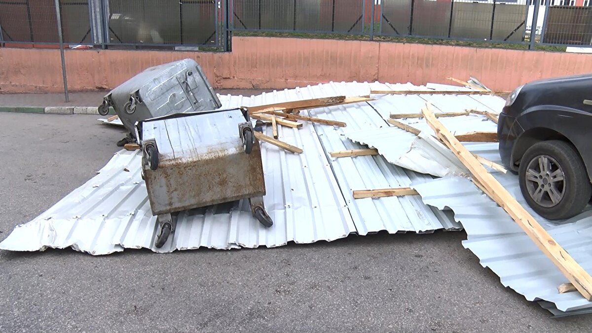 Bursa Valiliği de sosyal medya hesaplarından yaptığı açıklamada, şiddetli lodos nedeniyle meydana gelebilecek olumsuzluklara karşı dikkatli olunması konusunda uyarılarda bulundu.