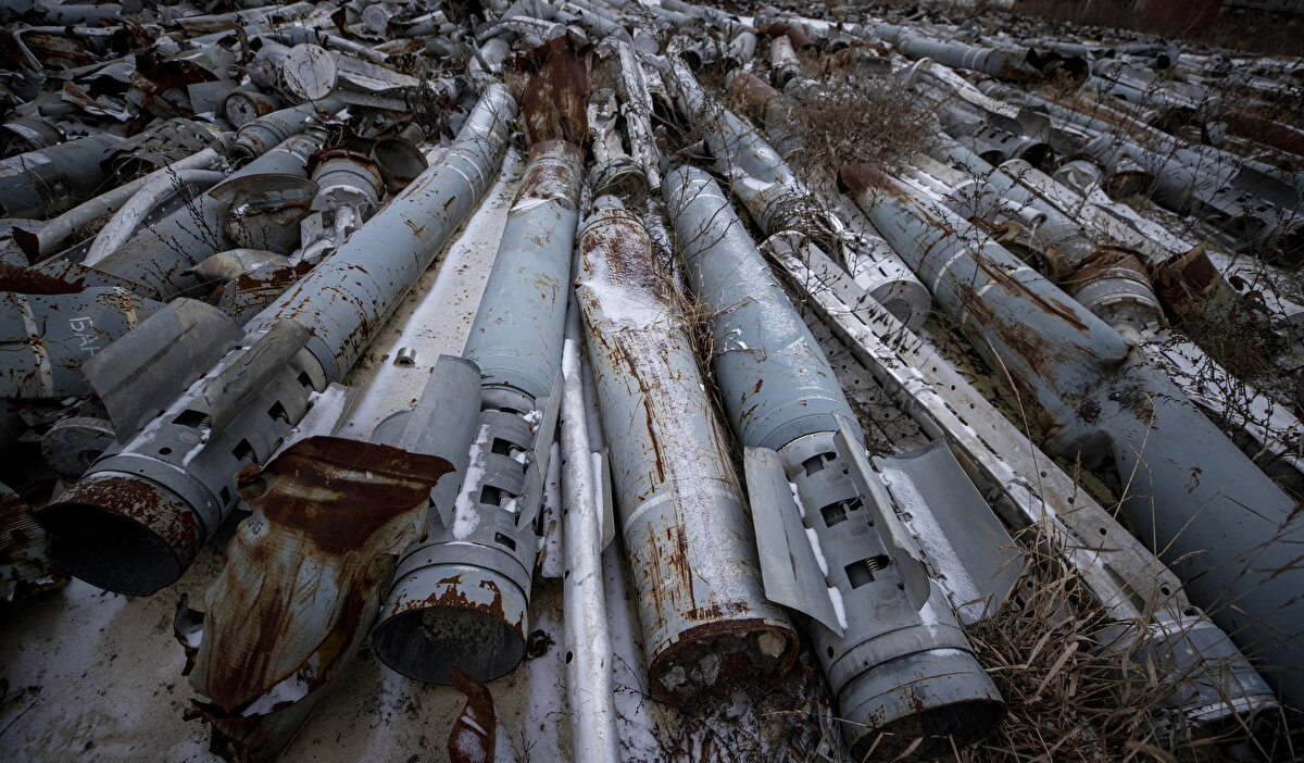 Rusya'nın Harkov'da kullandığı silahları 'bir füze mezarlığı'nda bir araya getirildi. <br><br><br>