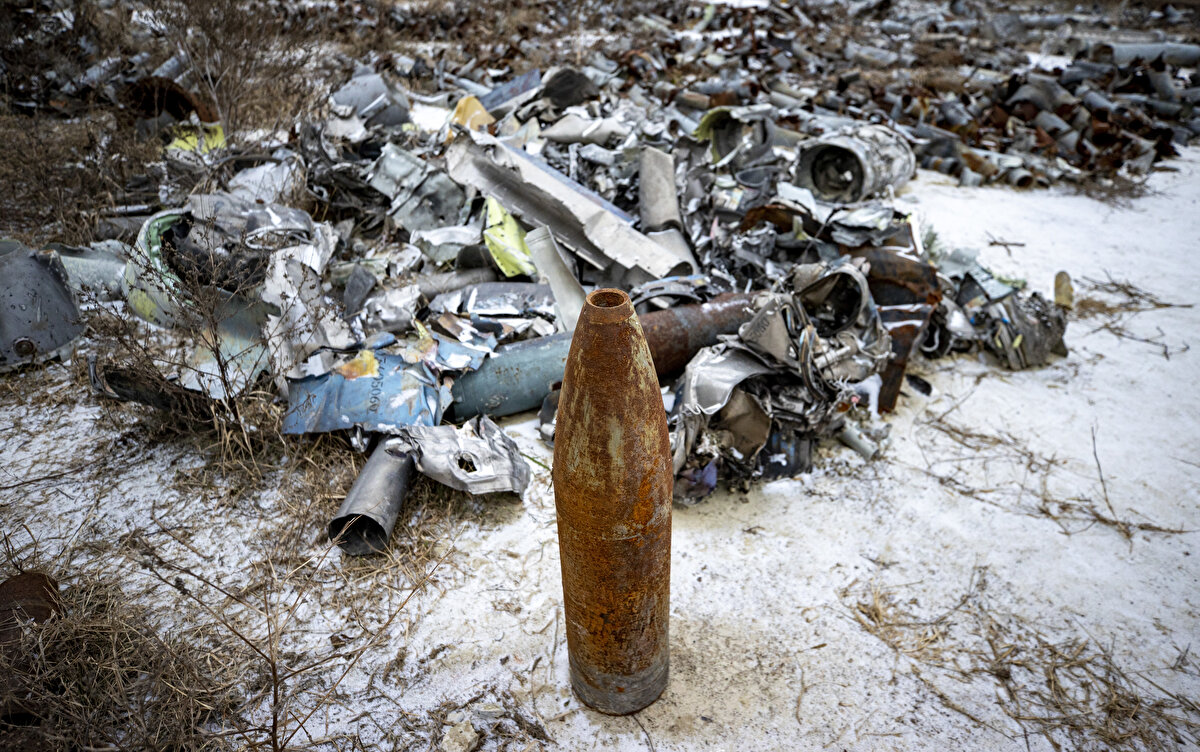 Rusya'ya karşı savaşın devam ettiği Ukrayna'da Devlet Acil Servisi ekipleri tarafından, Rusya'ya ait füze ve roketlerin parçaları Harkiv Oblast'ındaki bir alana toplanıyor.