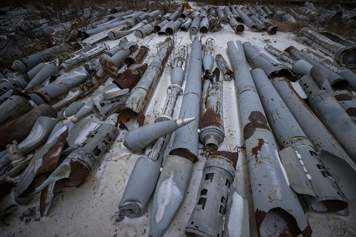 Ukraynalı yetkililer, Rusların Harkov'da kullandığı silahları 'bir füze mezarlığı'nda bir araya getirdi ve parçaları daha fazla araştırma için kullanacaklarını açıkladı.<br><br><br>
