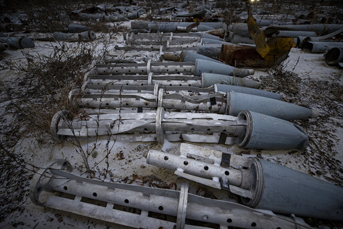 Yetkililerin, Harkov kentini vuran Rus roketlerinin toplanan parçalarına baktığı çarpıcı kare ise Associated Press'in 'Haftanın Fotoğrafları' seçkisinde yer aldı.<br><br>