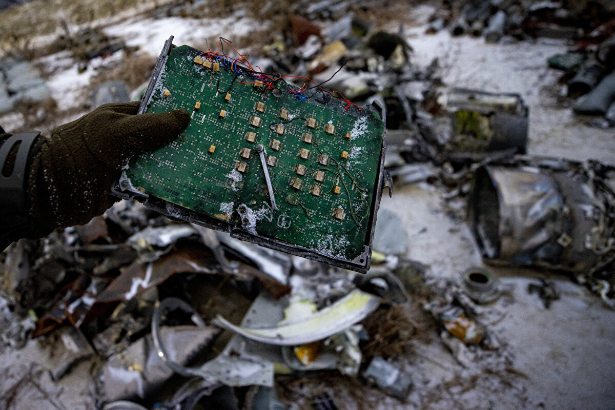 Zelenskiy, Ukrayna'nın başkenti Kiev'de düzenlenen "Karanlık Dönemlerde İnsan Hakları" konulu konferansta yaptığı konuşmada, Rusların insanlığa karşı suç işlediğini belirterek "24 Şubat'tan bu yana Rus ordusu tarafından atılan tüm füzelerin yüzde 62'si özellikle sivil hedefleri hedef aldı. İnsanlara karşı. İnsanlığa karşı" demişti.<br><br><br>