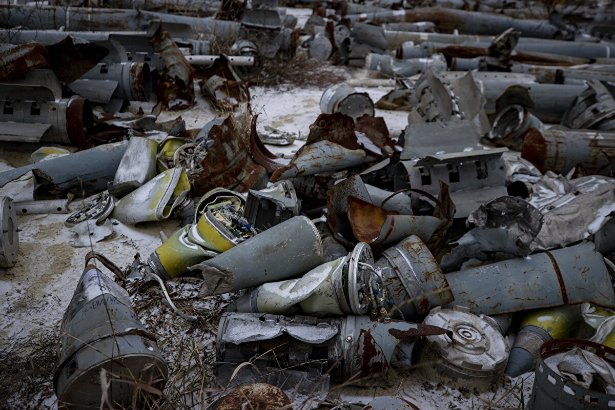 Yetkililer, Sovyet tasarımlı BM-27 Uragan roketatarları, Sovyet tasarımlı BM-30 Smerch füzeleri ve kullanımı yasak olan pek çok füzenin Harkov'u ve Harkov'daki altyapı tesislerini vurmak için kullanıldığını ve bunların kanıtlarının da bu 'mezarlık' ile daha net ortaya çıkacağını belirtti.<br><br><br>