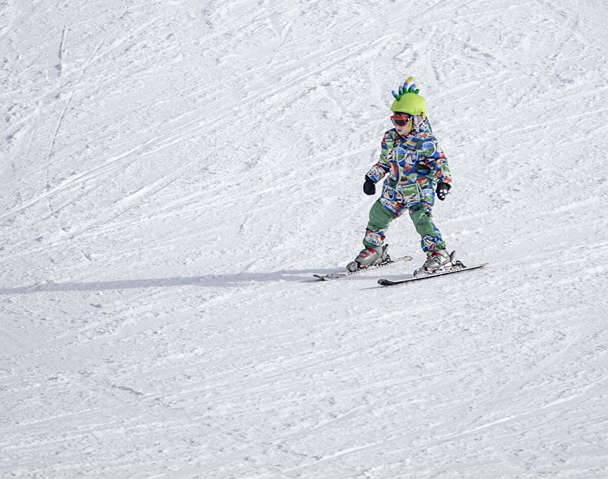 <br>Misafirlerin Palandöken'de eğlenceli, güzel ve adrenalin dolu vakit geçirdiğini ifade eden Şenol, şunları anlattı:<br><br>"Sömestir tatiline kayak tesisleri ve turizmciler olarak hazır olduğumuzu belirtmek istiyoruz. Palandöken'de sömestir hareketliliği çok ciddi anlamda görülmektedir. Özellikle birinci hafta yüzde 80 seviyesine ulaşmış, ikinci hafta ise yüzde 70 seviyelerinde ve şu anda hala rezervasyonlarımız devam etmektedir. Bir hafta içerisinde şehrimize yağan karla pistler çok ciddi ve kaliteli bir seviyeye ulaştı. Son bir haftadır çok ciddi anlamda sömestirle ilgili rezervasyonlar alınıyor. Özellikle ikinci haftada yüzde 70'te olan seviyeyi yüzde 90 üzerinde turizmciler olarak kapatmayı beklemekteyiz."<br><br>Şenol, kayak merkezindeki kar seviyesine değinerek, "Şu anda Palandöken, bir metreye ulaşan kar seviyesiyle Türkiye'deki en çok ve yoğun olan karla kayak yapılan bölge unvanını taşımakta. Sezonu hem en erken açılan hem de en geç kapanan kayak tesisiyiz. Türkiye'deki diğer merkezlere baktığımızda kar olmadığı için kaliteli bir ortamda kayak yapılamadığından insanların rezervasyonlarını iptal edip yönünü Palandöken'e çevirdiğini görüyoruz." diye konuştu.