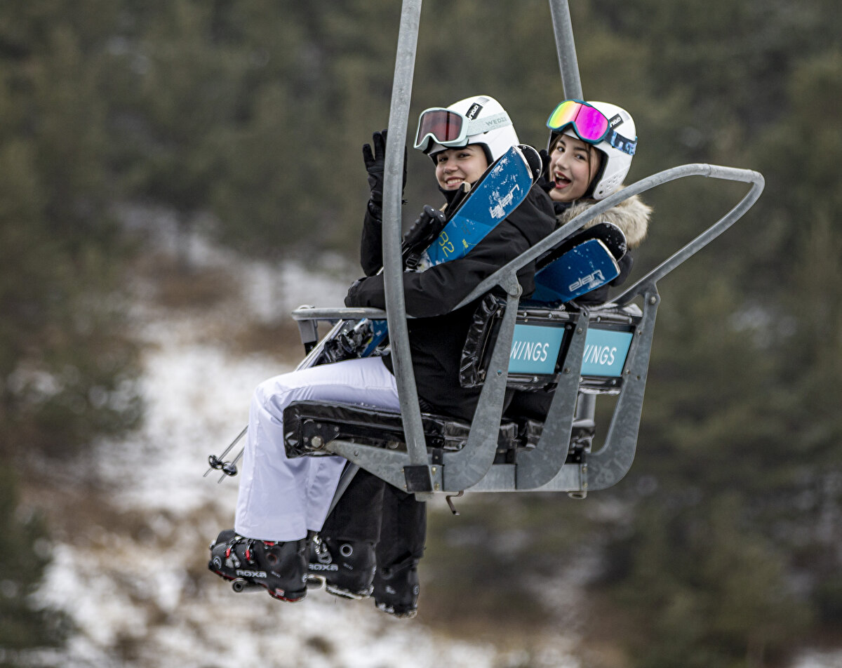 Bazı kayak merkezlerinin açılmamasının kendileri için avantaj olduğuna dikkati çeken Güney, şunları kaydetti:<br><br>"Biz Palandöken olarak daha aktif durumdayız. Çünkü bizim pistlerimizin hepsinde suni karlamamız ve göletlerimiz var. Biz geçmiş yıllarda da bu yıl da kesinlikle kar sıkıntısı yaşamadık. Şu anda sömestir tatili yoğunluğumuz yüzde 80. Suni karlamamız devam ediyor, pistlerimiz açık ve yaklaşık 1 metre kar var. Palandöken, Türkiye'nin en uzun kayak pistine sahip. Aynı zamanda çoğul pisti var. Bu da bizi diğer kayak merkezlerinden ön plana çıkarıyor. Sömestir tatilinin de gelmesiyle tüm misafirleri Erzurum'a bekliyoruz."<br>