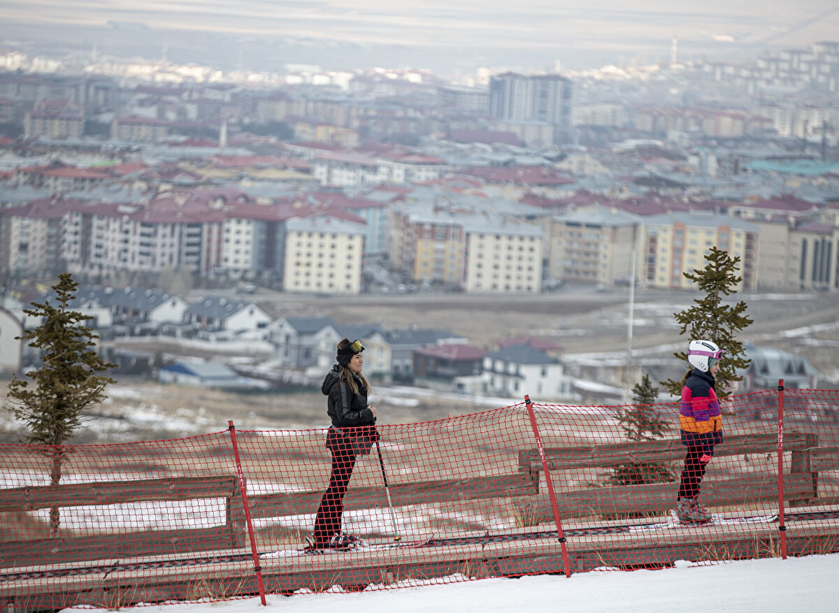 Havalimanına 20, kent merkezine ise 4 kilometre uzaklığıyla ziyaretçilerine kolay ulaşım ve konaklama imkanı sunmanın yanı sıra birçok kış sporunun rahatlıkla yapılabildiği kayak merkezi, teknik altyapısı, beş yıldızlı otelleri, uluslararası standartlarda uzun pistleri, kar kalitesi ve eşsiz doğasıyla da öne çıkıyor.<br>