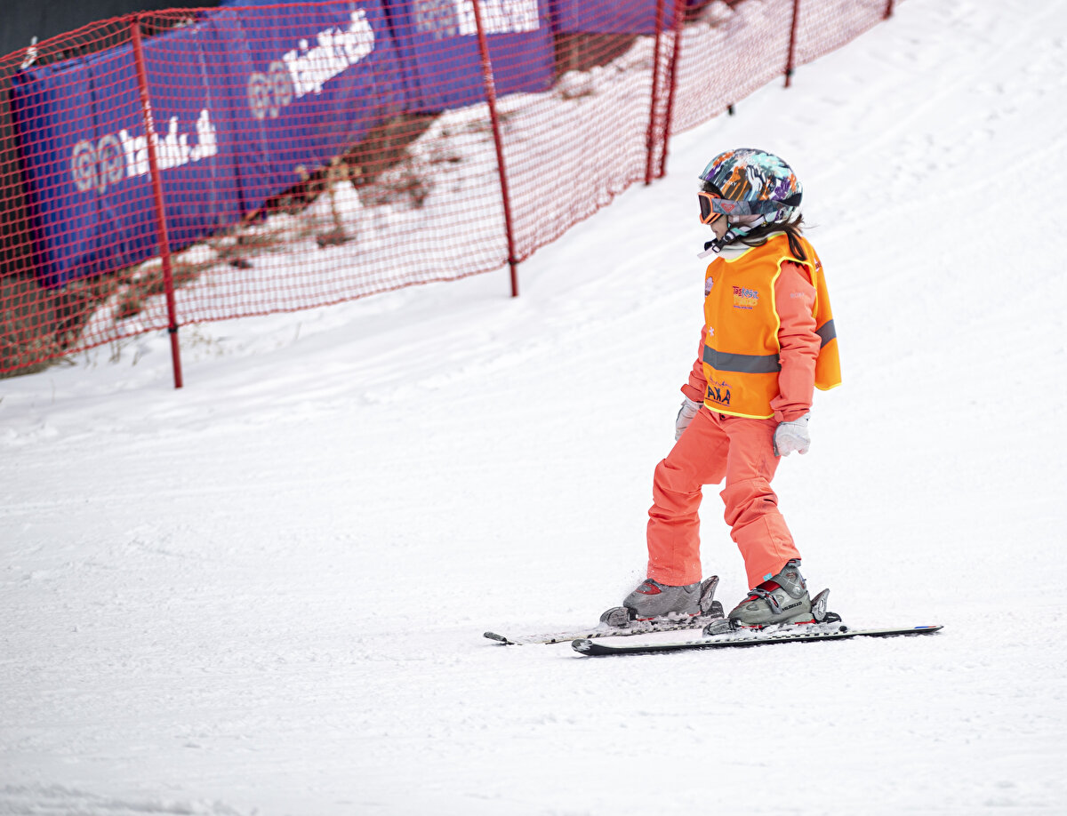 Yarıyıl tatili için rezervasyonların sürdüğü Palandöken'de, otellerdeki doluluk yüzde 80'lere ulaştı.<br><br>Öte yandan kentte daha çok profesyonel kayakçıların tercih ettiği Konaklı Kayak Merkezi'nde de suni karlamayla kayak sezonu tüm heyecanıyla devam ediyor.