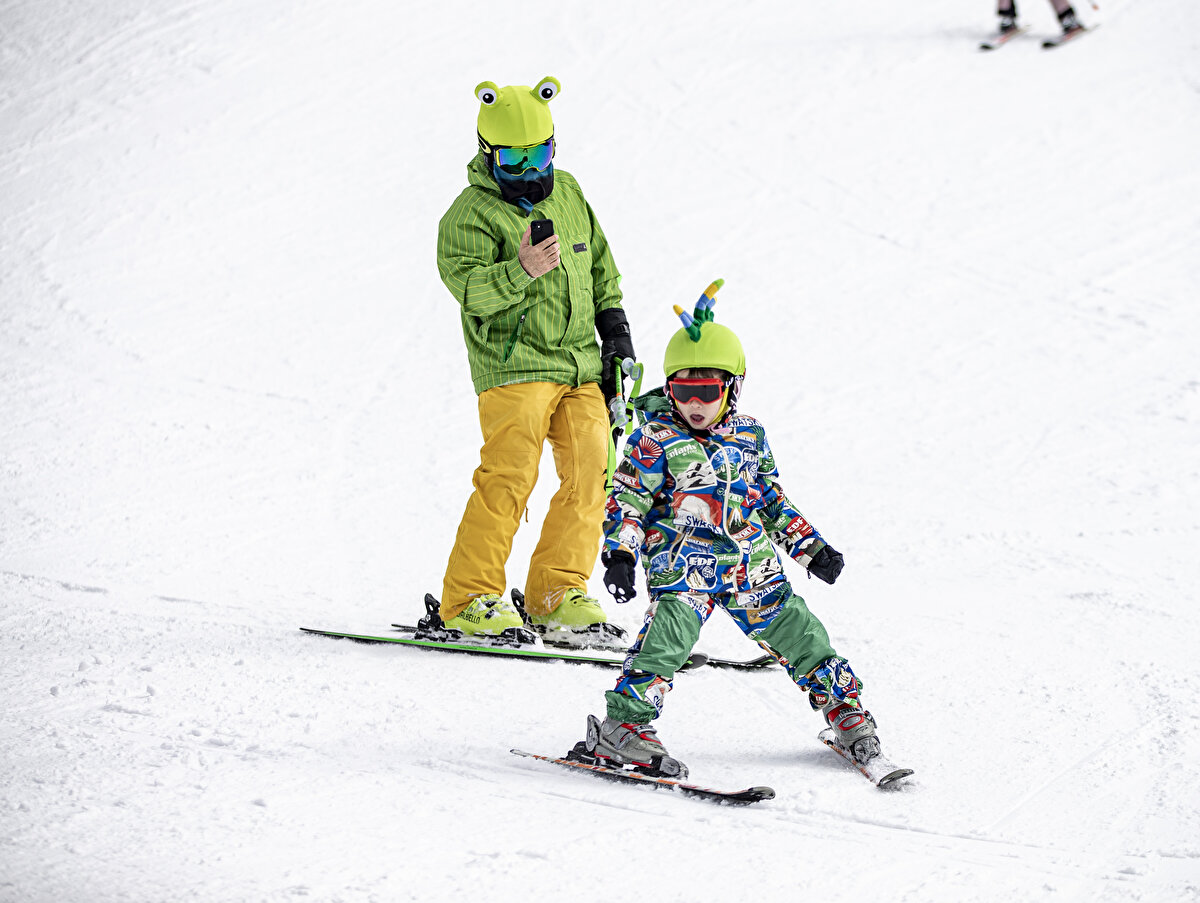Pistlere geçen yıldan depolanan karların serilmesi ve göletler aracılığıyla suni karlama sistemi sayesinde yaklaşık bir metre sıkıştırılmış kar bulunan Palandöken, bazı kayak merkezlerinin açılamadığı bugünlerde kayakseverlerin ilgisini çekiyor.<br>