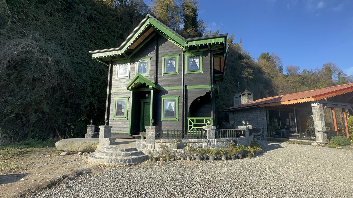 Ardeşen ilçesinde yapı firması, 360 derece dönen 2 katlı ahşap ev yaptı. Ahşap yapı, altına yerleştirilen mekanizma sayesinde uzaktan kumanda ile dönebiliyor. 