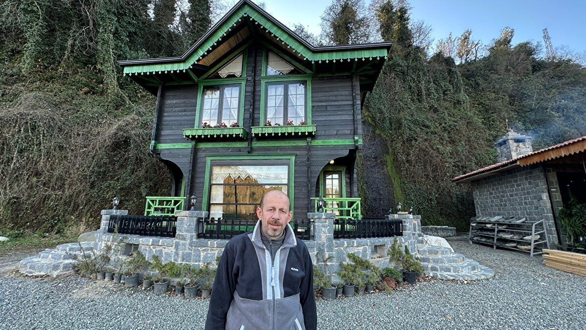 Rize’nin dağlık araziye sahip ve yağmurlu kent olması nedeniyle tasarlanan dönen ev, görenlerin de ilgisini çekiyor. Ana yol kenarında teşhire açılan ev, meraklıları tarafından ziyaret ediliyor. Çok sayıda sipariş alan dönen evin satışları, mayıs ayında başlayacak.