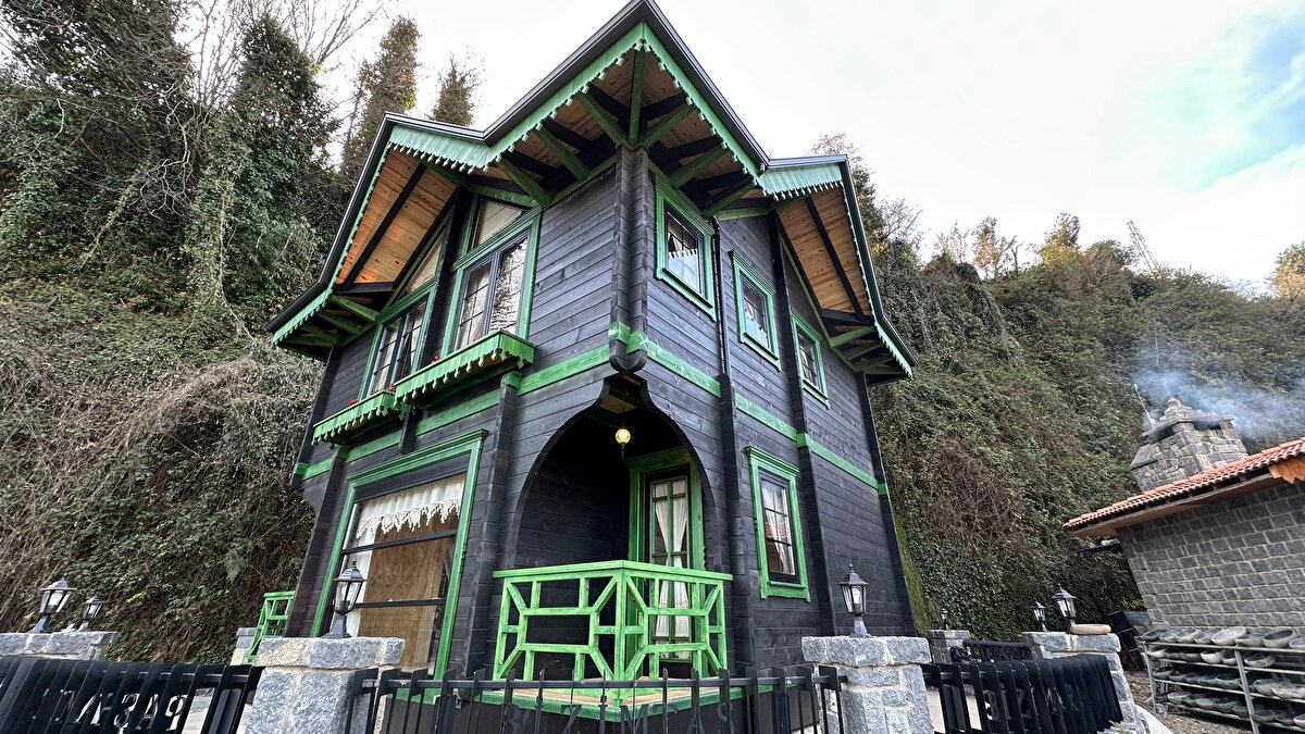 Evlerde artık güneş görmeyen oda kalmayacağını söyleyen Eksilmez, “Şu anda çok fazla ön talep var. Bu bölgede yaşanan zorluklardan yola çıkarak tasarladığımız ev için yine bu coğrafyadan çok talep var. Mayıs ayında satışa başlayacağız” diye konuştu.