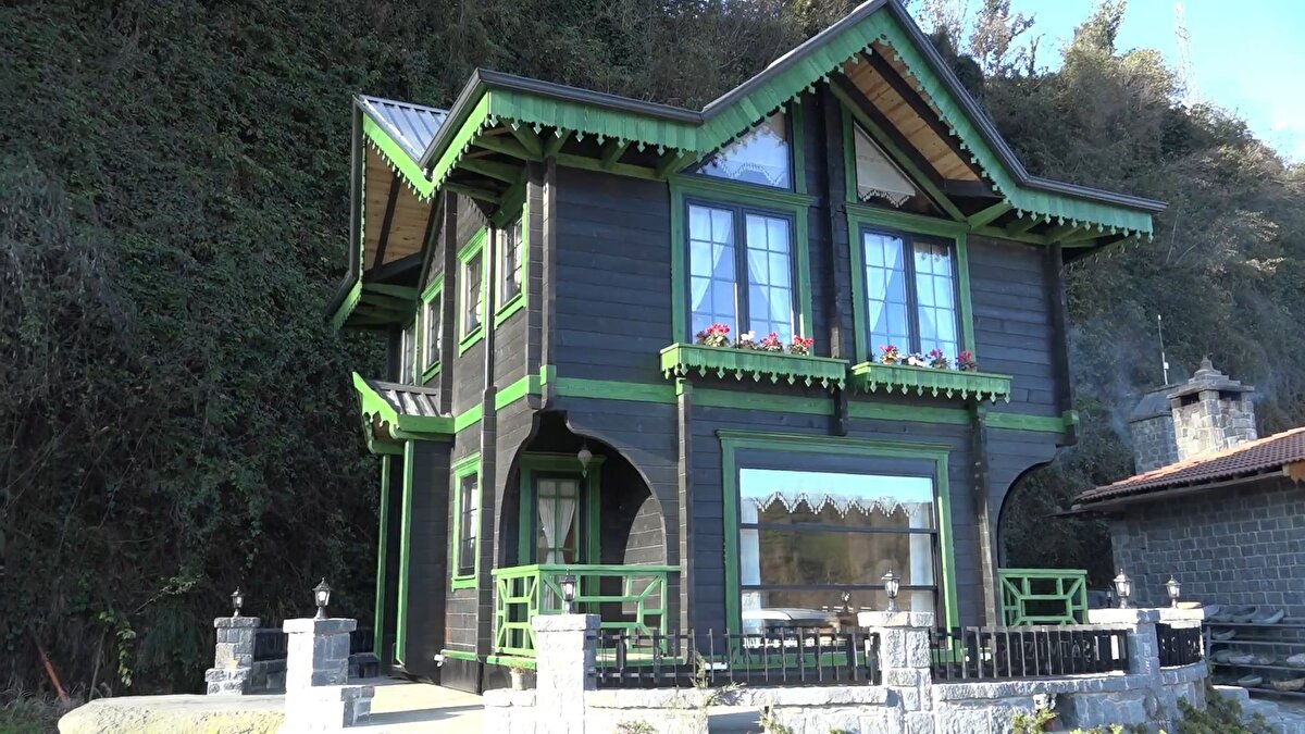 İşletme sahibi Cemil Eksilmez, “Coğrafyamızdan kaynaklı yaşamış olduğumuz sorunlara her zaman eğilmeye çalıştık. Arazi durumundan dolayı sürekli yapılarda hep problem yaşıyorduk. Dağlık bir arazinin içerisinde olduğumuz için evlerin cephesini açık alana çevirince diğer noktalar kör noktada kalır. Bu sorun ortadan kaldırmak için bir çalışma yaparak dönen evi ortaya çıkardık. Avrupa standartlarına uygun bir mekanizma oluşturduk. Bir bilye sistemi oluşturarak evin dönmesini sağladık. 1 yıl süren çalışmanın ardından bu ev ortaya çıktı. Henüz testlerimiz devam ediyor, satışa başlamadık” dedi.