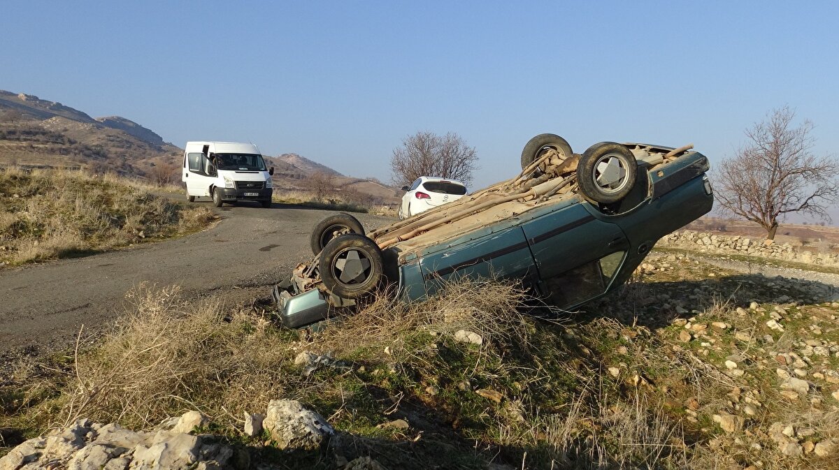 Gercüş ilçesi Kırkat köyünde 47 AF 763 plakalı otomobil, sabah yol ortasında ters dönmüş bulundu. 