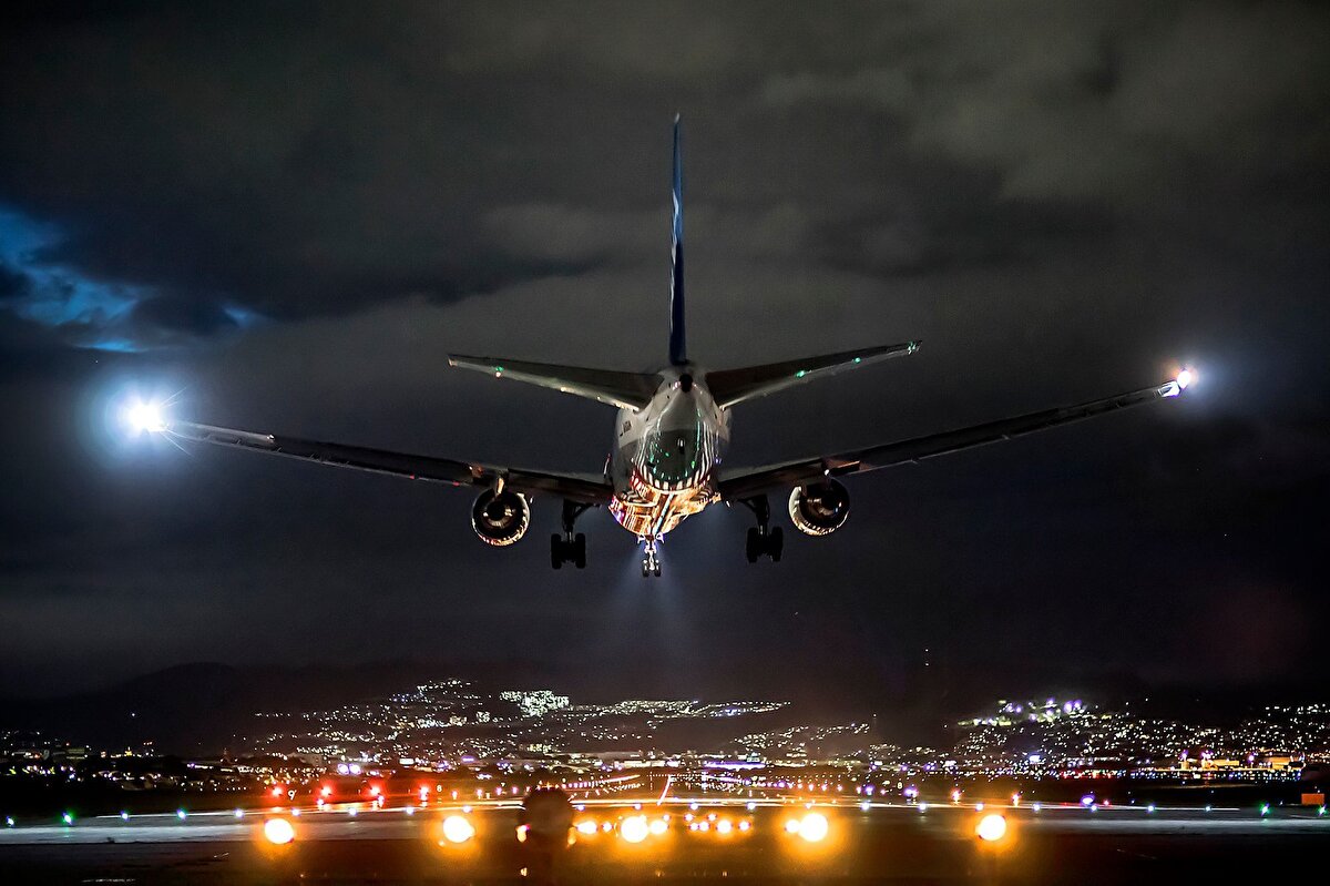 Talepler aynı zamanda yasalara ve özellikle Brüksel Bölgesi'nin 27 Mayıs 1999 tarihli 'Gürültü' Kararnamesi'ne ve infaz edilebilir mahkeme kararlarına uygunluğu da içeriyor.<br><br>