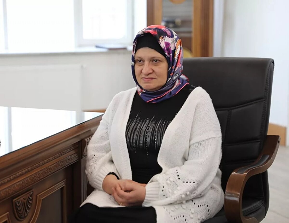 Şahitler huzurunda kelime-i şehadet getirerek Müslüman olan Irma Shakıashvılı, 'Lale' ismini aldı. Shakıashvılı, "6'ncı kattan düşerek büyük bir kaza atlattım. Hastanede doktorlar yaşamamın mucize olduğunu söyledi. Ben de 'Hastaneden çıkınca Müslüman olacağım' diye Allah'a söz verdim. Kısmet bugüneymiş. Elhamdülillah, Müslüman oldum" diye konuştu. <br>