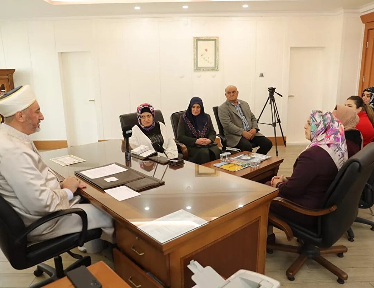 Kentte yaşayan ve Müslüman olmak istediğini belirterek, Kayseri Müftülüğü'ne başvuran Gürcistanlı Irma Shakıashvılı için ihtida töreni düzenlendi. Müftü yardımcıları Yaşar Bolat ve Dursun Sarı, Hacı Aliye Tarman Kur'an Kursu yöneticisi Fatma Çapraz, Kur'an kursu öğreticisi Esra Erdoğan ile Irma Shakıashvılı ve arkadaşları törene katıldı.