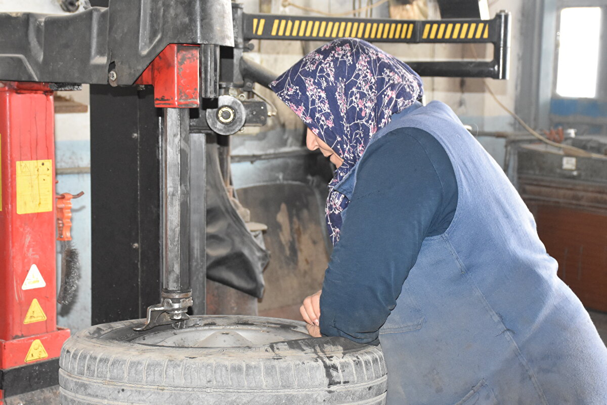 Çalışmasını istemeseler de Vesile Nine evde duramıyor<br>Akın, AA muhabirine, severek yaptığı işini gelini Huriye'nin de içinde bulunduğu 27 kişiye öğrettiğini söyledi.<br><br>İnsanlara bir şeyler öğretmeyi çok sevdiğini, özellikle gelininin çok gayretli olduğunu belirten Akın, şöyle konuştu:<br><br>"Gelinim şimdi eşine destek oluyor. Yaşlanınca, oğlum artık dinlenmemi istedi. Eski gücüm kalmadı. Bazen beni evde bırakıyorlar, çalışmadan duramıyorum. Elin işleyecek illa ki. Gelin kaynana 4 yıl bu işi birlikte yaptık. Gelinimin bu işi yapmasından çok memnunum. Çalışmamı istemedikleri için işi gelinime devrettim. Kadınlara çağrım mesleksiz kalmasınlar. Biz Türk kadınıyız, ayağımızın üzerinde duralım."